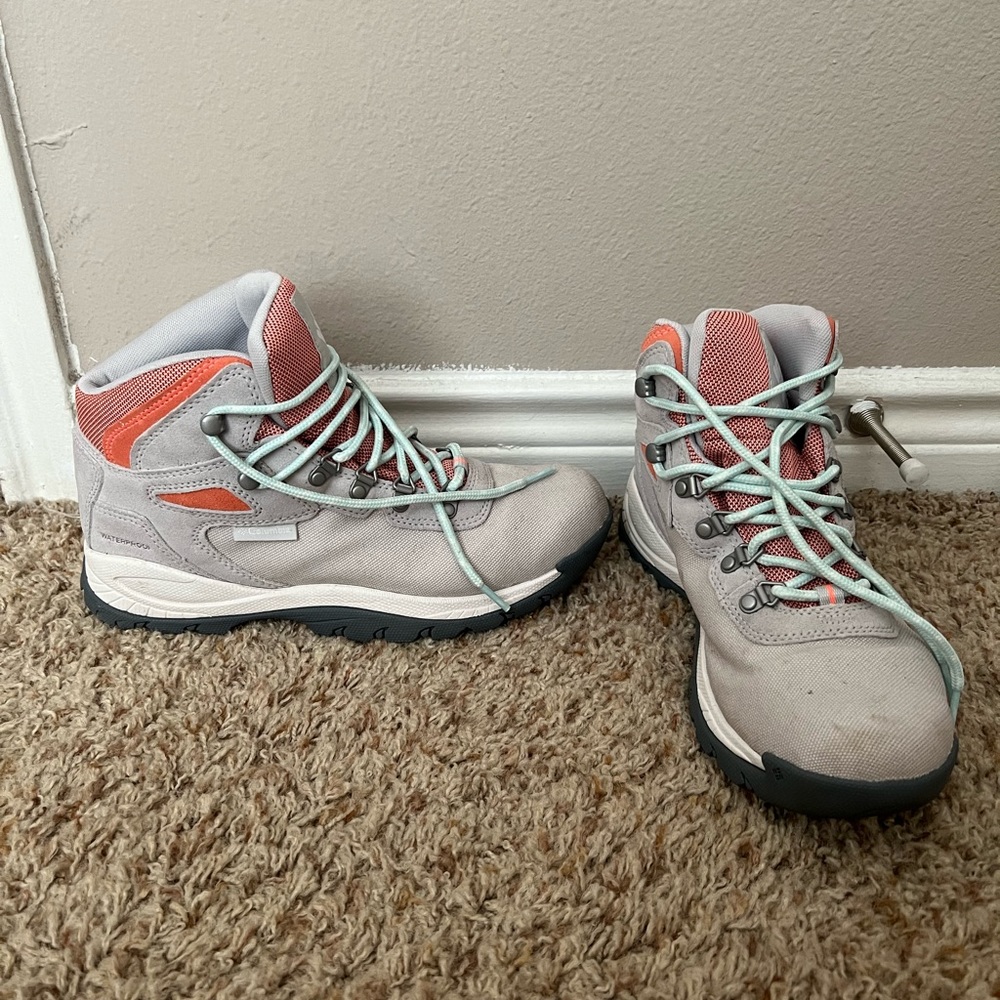 Women’s Columbia Newton Ridge Waterproof Hiking Boots, Size 10
